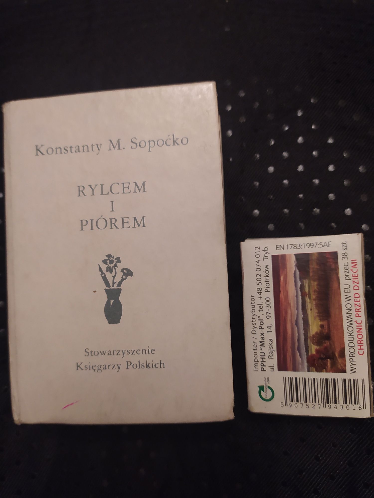 Sprzedam książkę o nietypowych małych rozmiarach