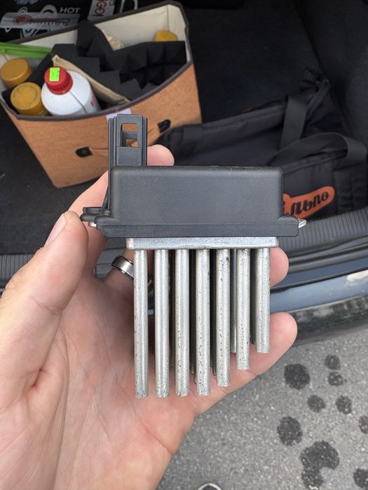 Регулятор ( реле ) отопителя салона Audi a6c5