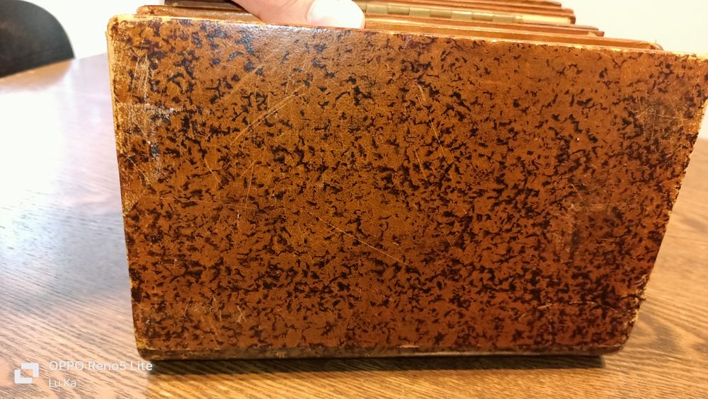 Kieliszki w ksiażce retro stare antyk