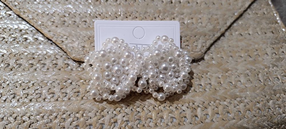 Brincos novos de pérolas