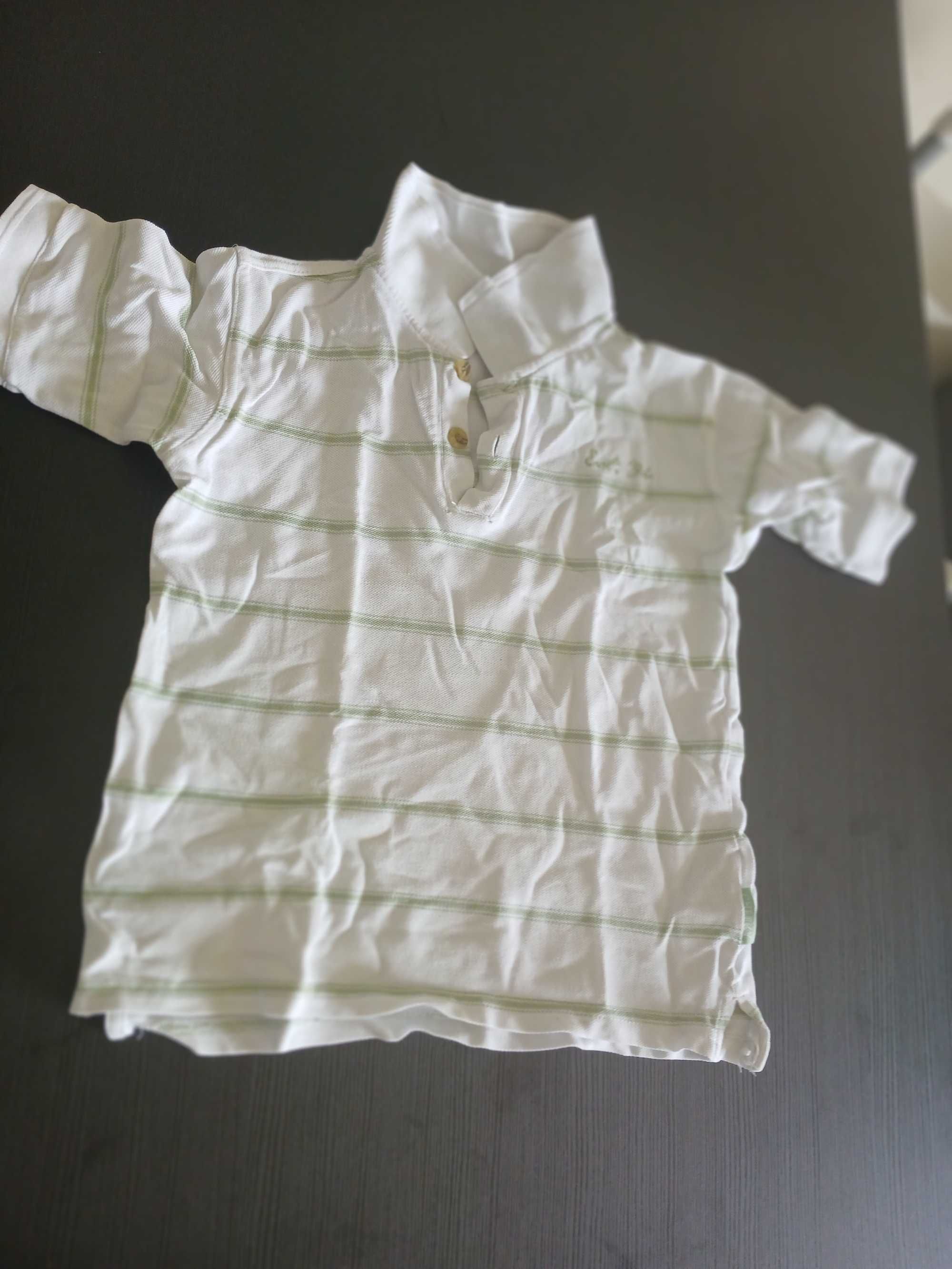 Roupas infantis acessíveis, €2 cada. Na compra de 3, você ganha €1,50.