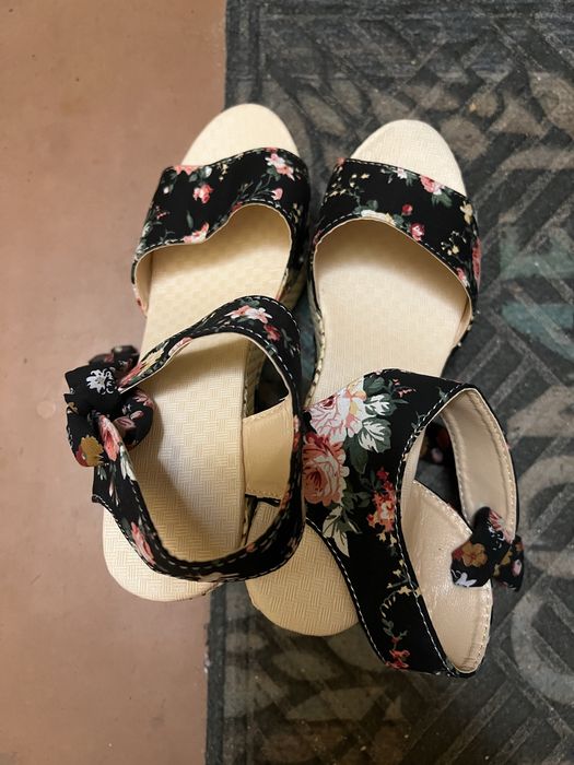 Босоніжки на завязку в квіти