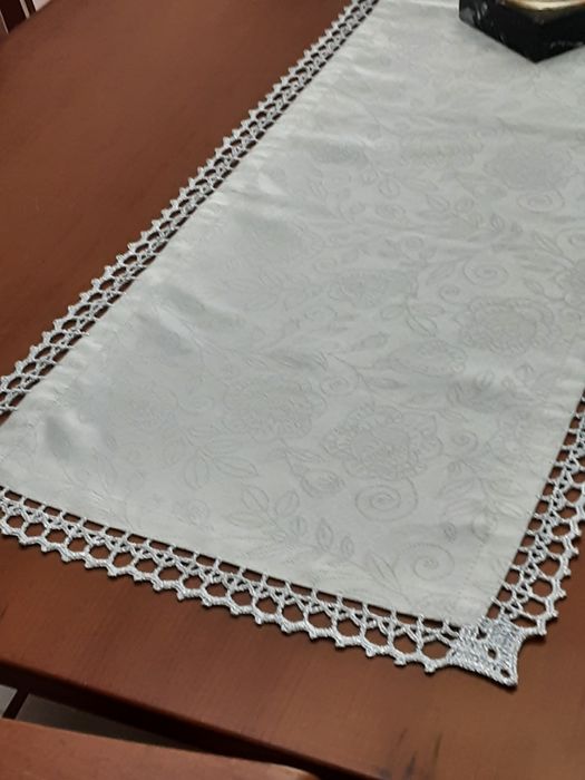 Pano corredor de mesa  com ponto em croché pratiado