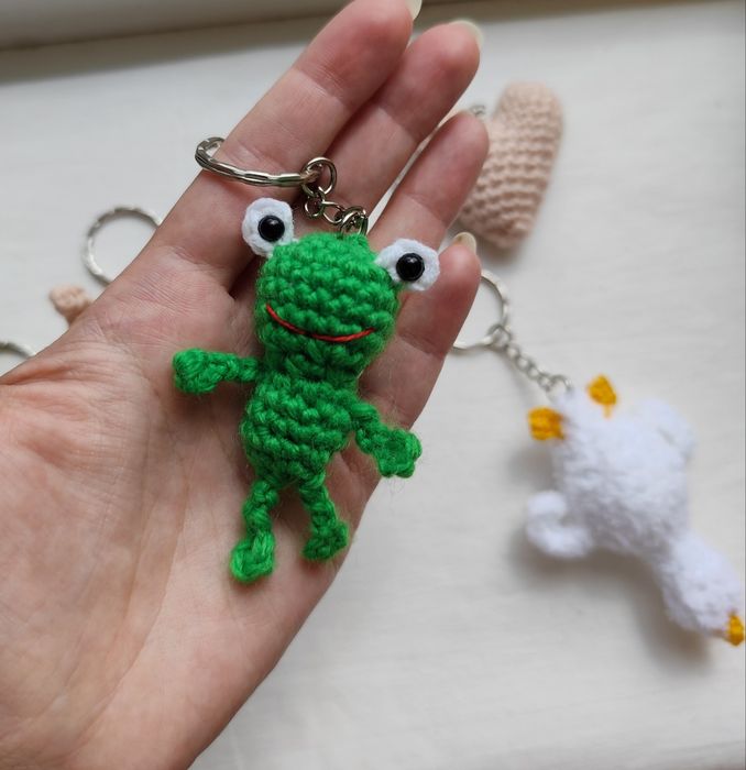 Вязаный брелок зайчик, пингвин,гусь, олень, лягушонок