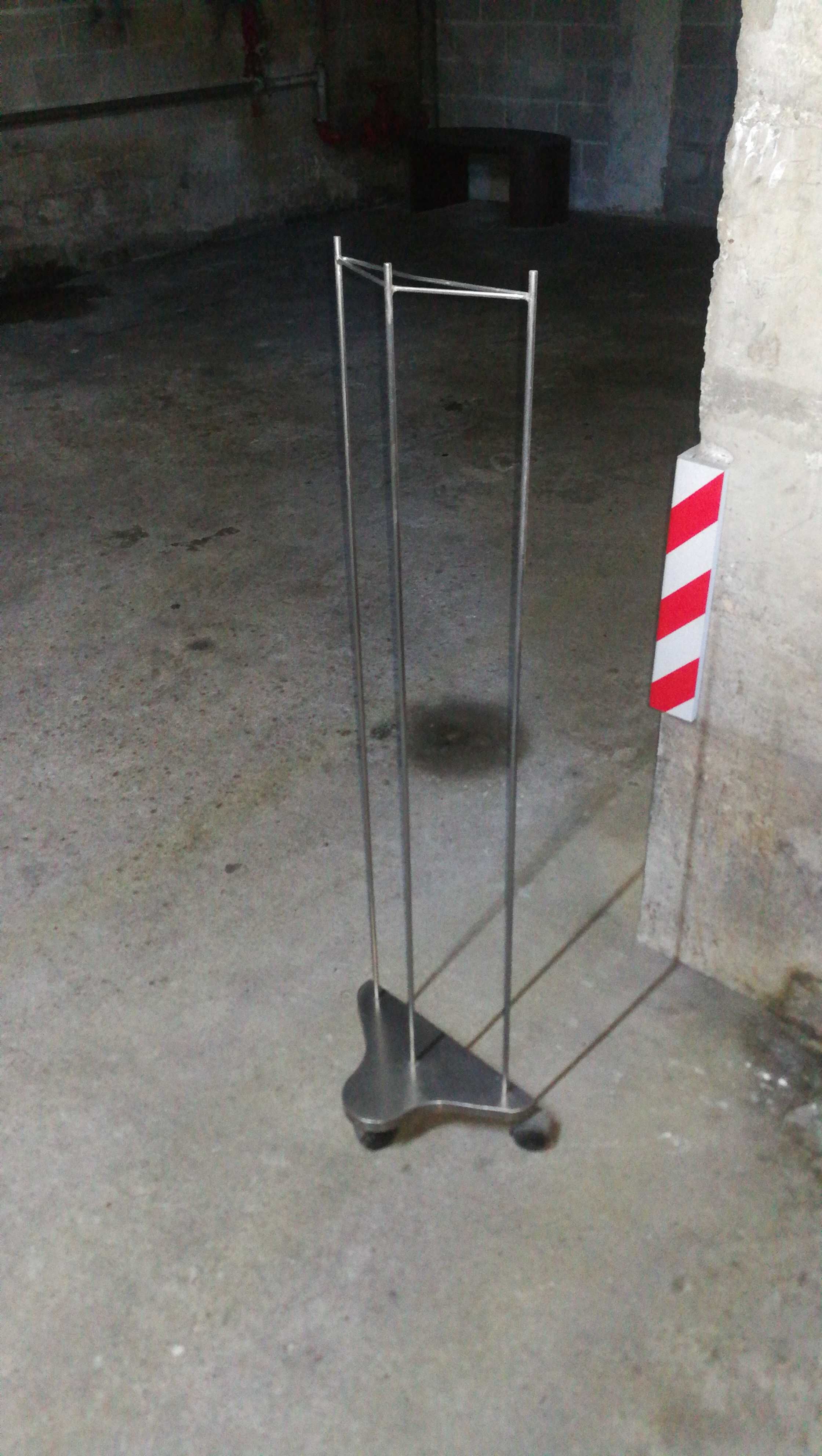Arruma cabides. Coluna para arrumar cabides aço inox