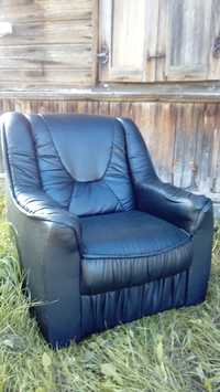 Fotel czarny skóropodobny