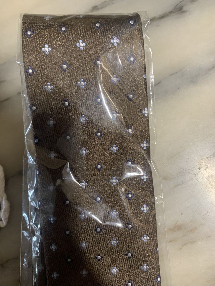 Gravata nova “Giovanni Galli” castanha com padrão de flores azuis
