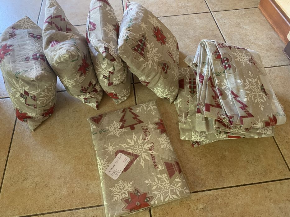 Świąteczne bożonarodzeniowe zasłony 4x, poduszki 4x, obrus 130x260