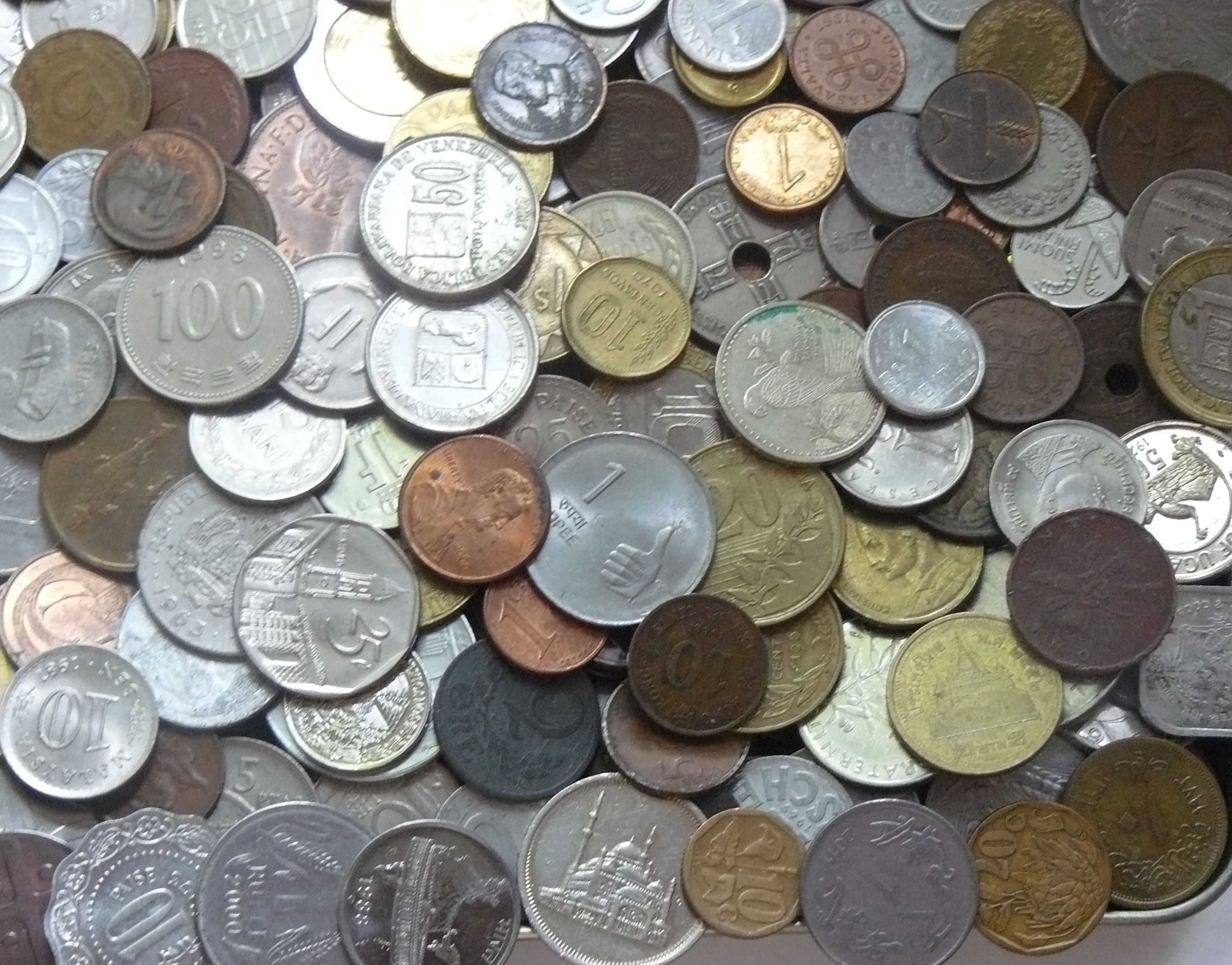 Монети світу - 600 штук.