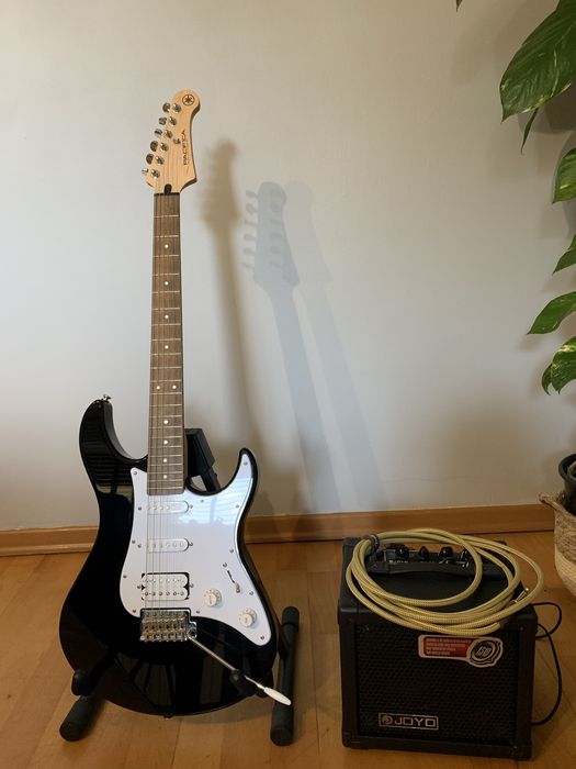 Gitara Yamaha Pacifica 112j razem z wzmacniaczem oraz kablem.