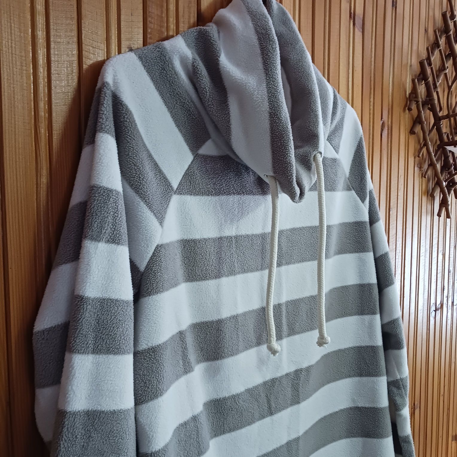 Bluza , ciepła. Zakładana przez głowę