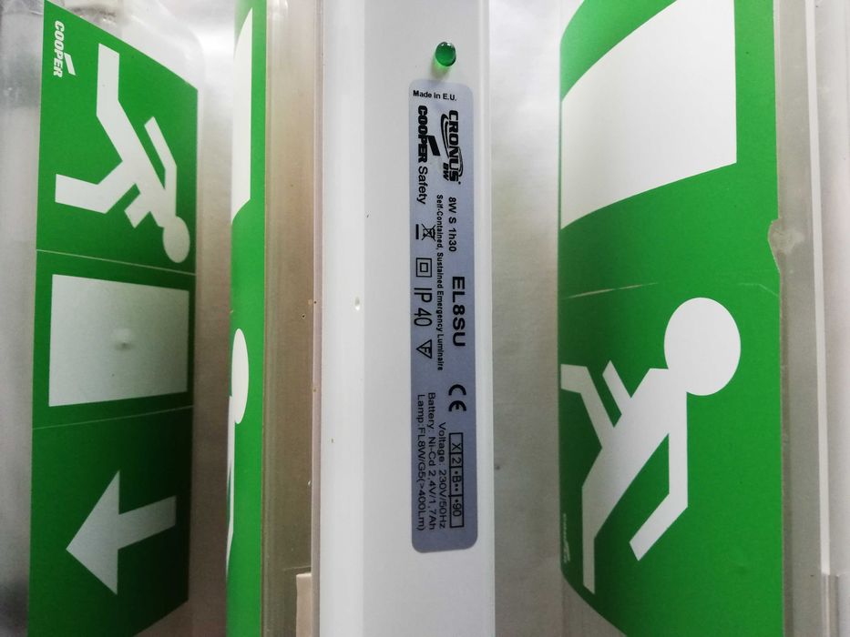 Sinalização. Luz de presença e emergência.