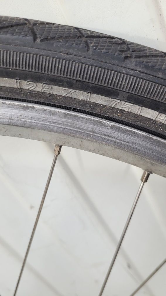 Koło rowerowe przednie 28 cali z prądnicą Shimano