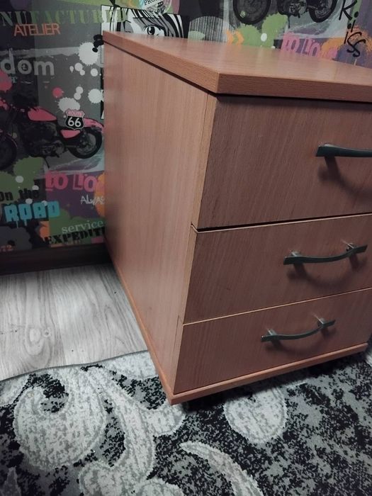 Продам тумбу на колёсиках.