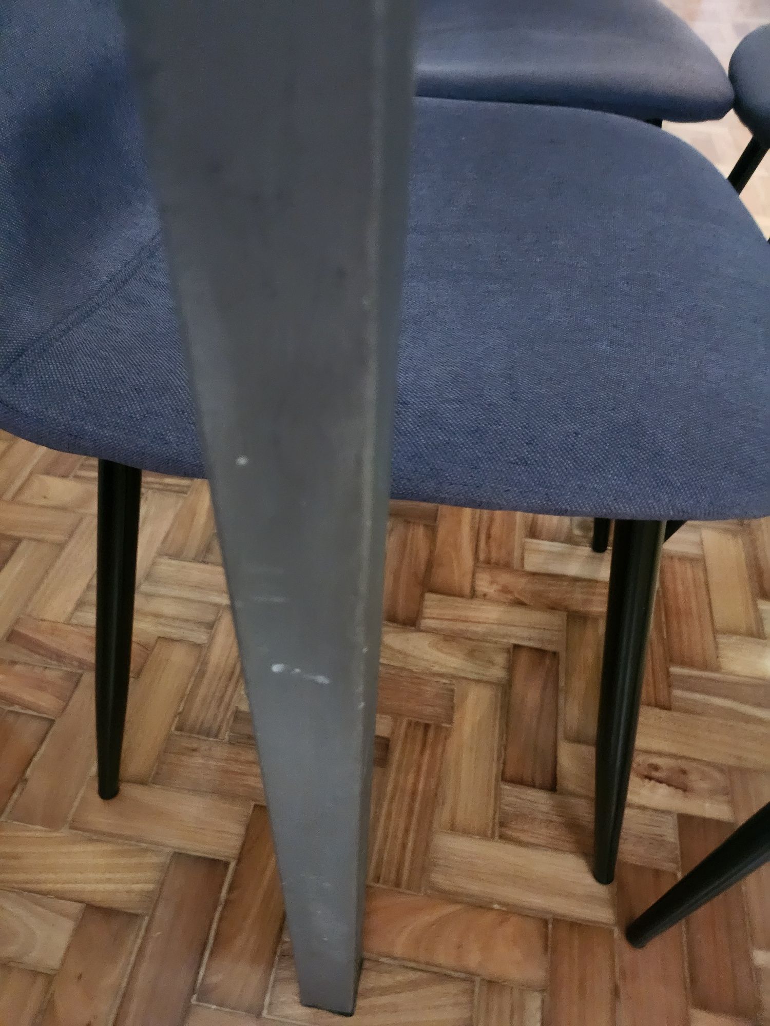 Mesa e cadeiras .
