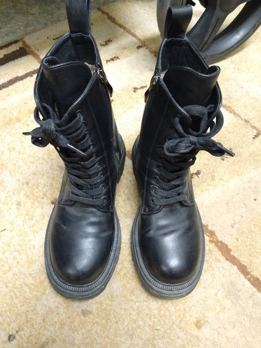 Срочно продам зимние ботинки женские