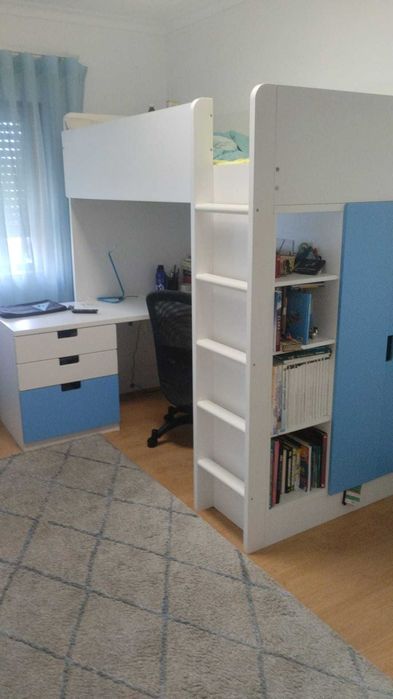 cama alta branca e azul SMÅSTAD