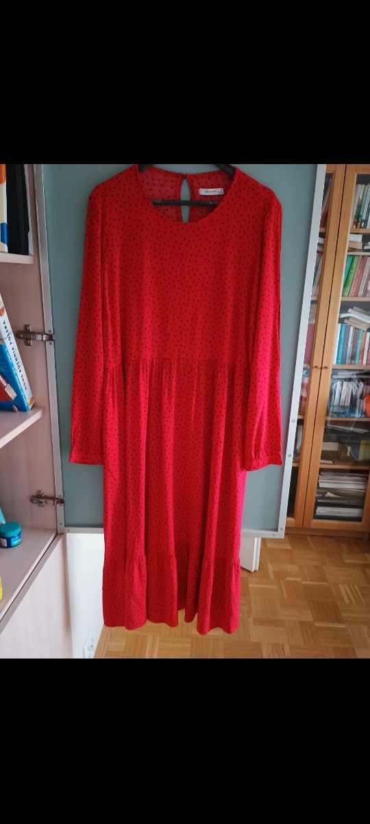 Piękna czerwona sukienka w czarne groszki