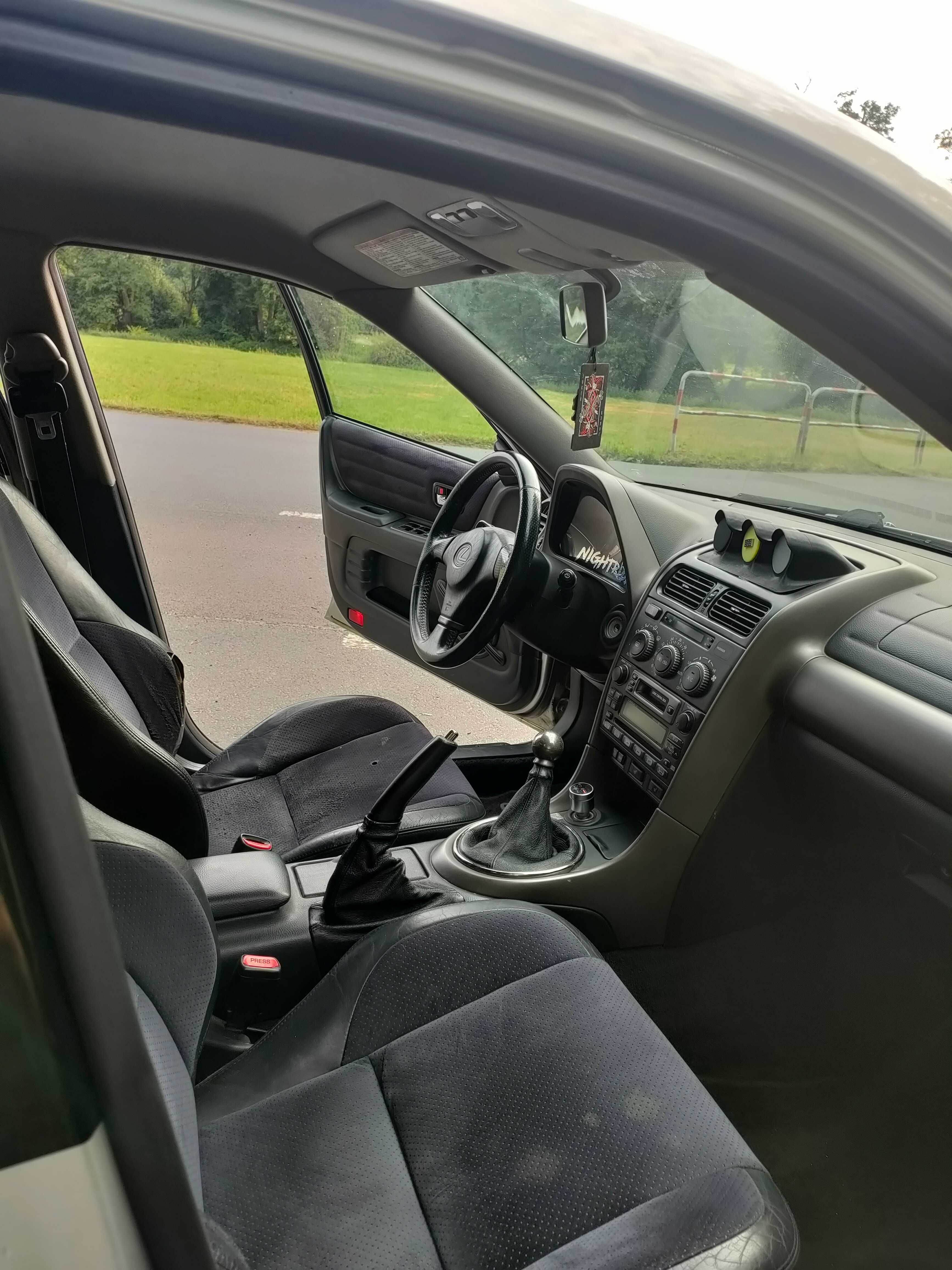 Lexus IS200  2000r