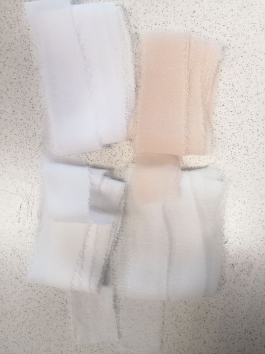 Wstążka szyfonowa ręcznie rwana 17 sztuk.