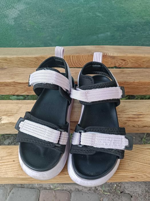 Босоніжки на дівчинку ідеальний стан