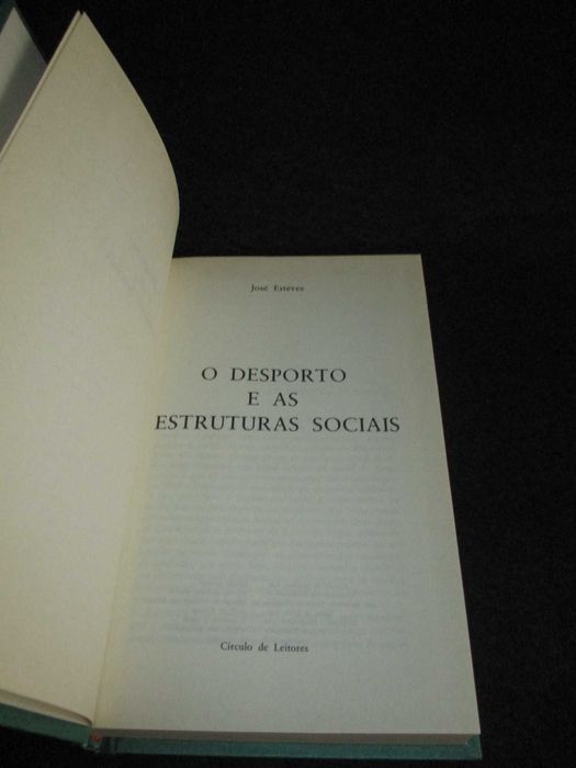 Livro O Desporto e as estruturas sociais José Esteves