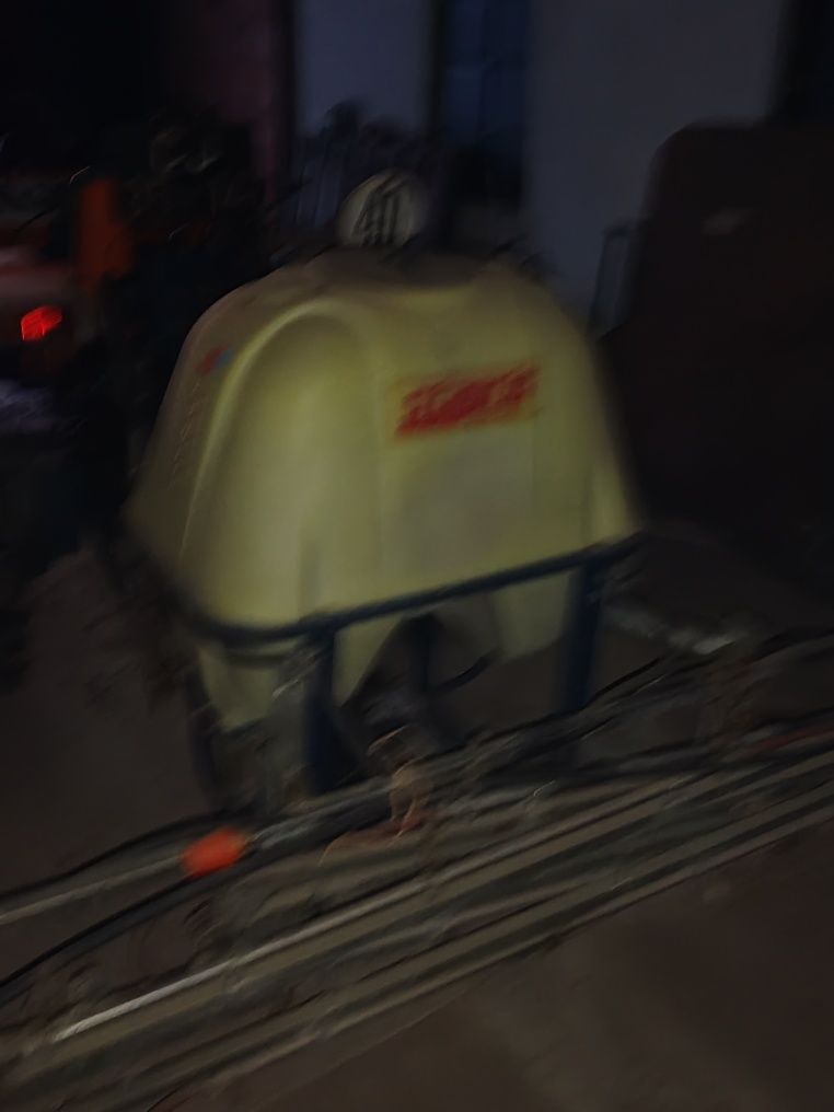 Trator e Pulverizador com barras