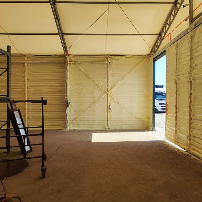 Izolowanie hal budynków gospodarczych Pianę PUR twardą