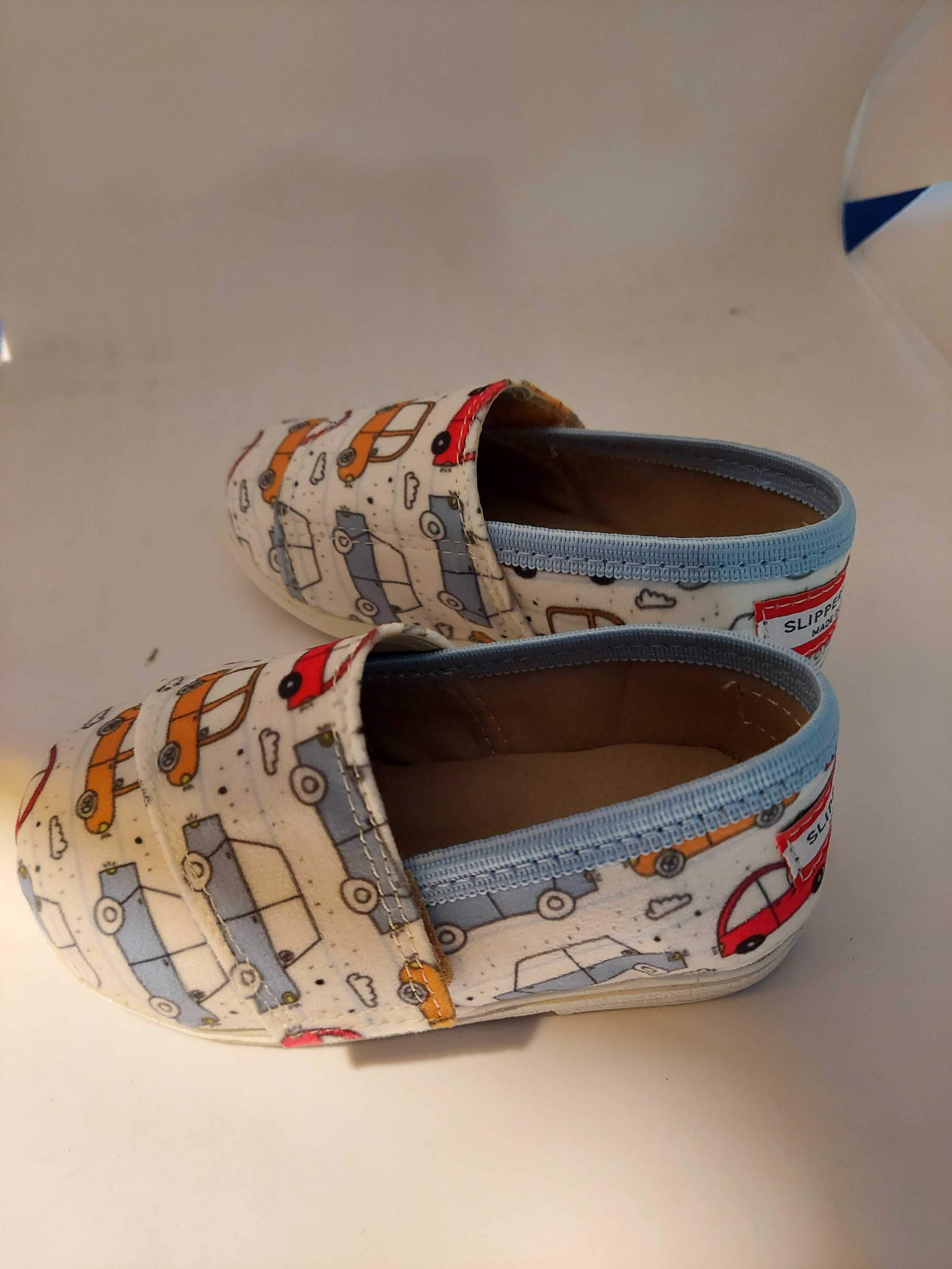 Buty dla dzieci na rzep Slippers Family Cars rozmiar 20