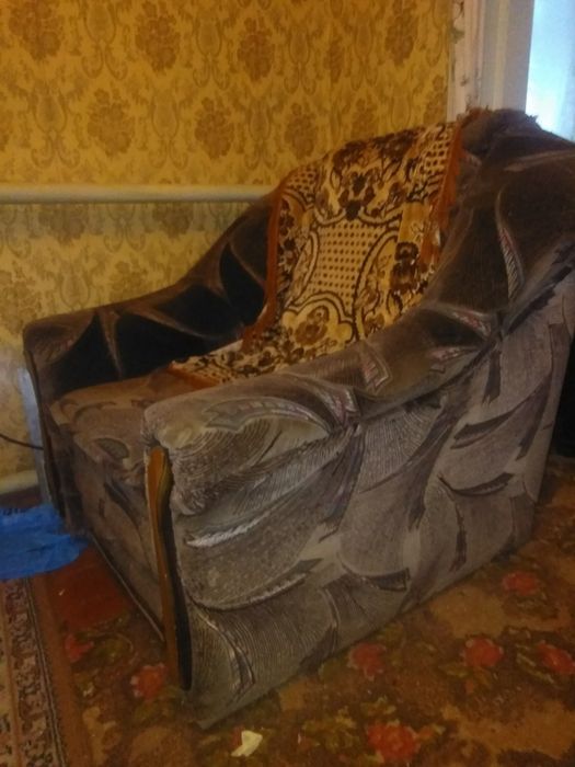 Продам  мягкую мебель и комод