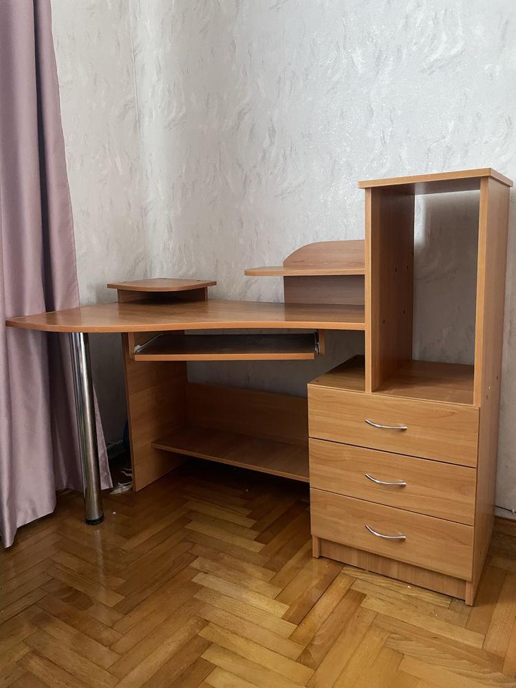 Компʼютерний стіл