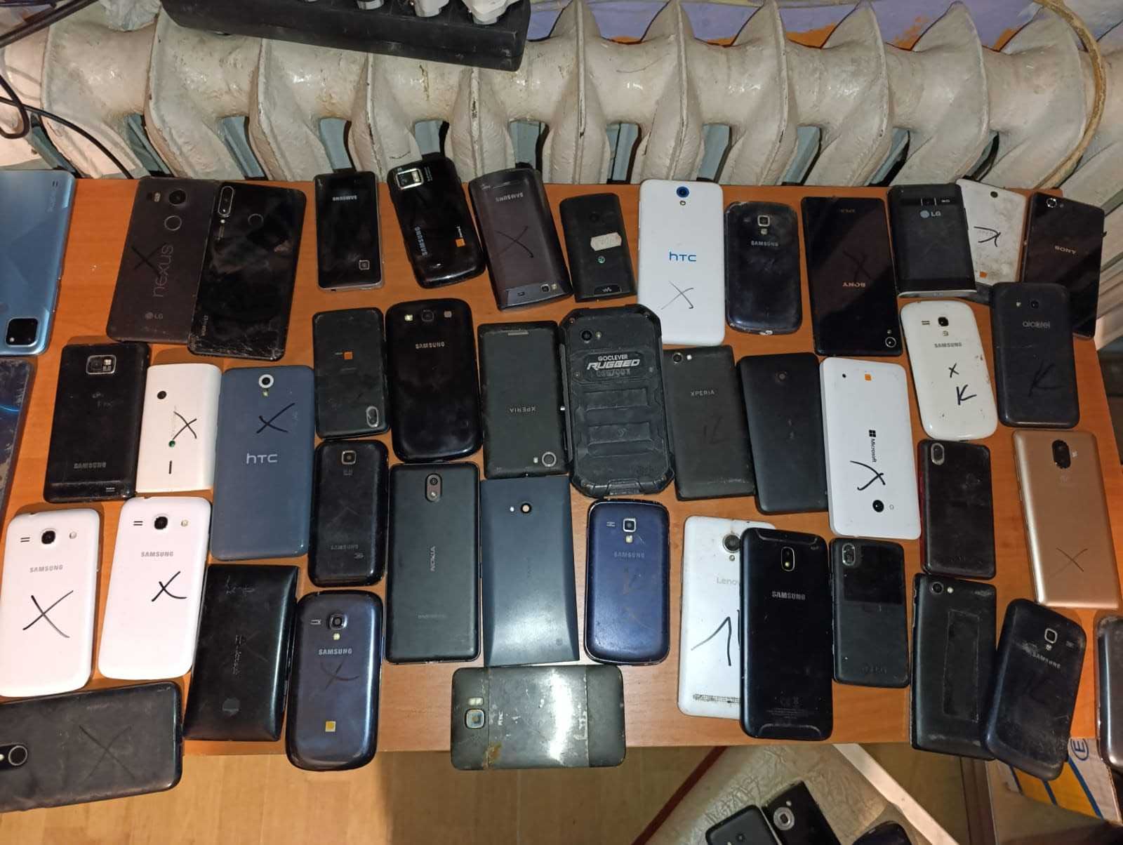 Telefony kompletne, nie pobite, uszkodzone