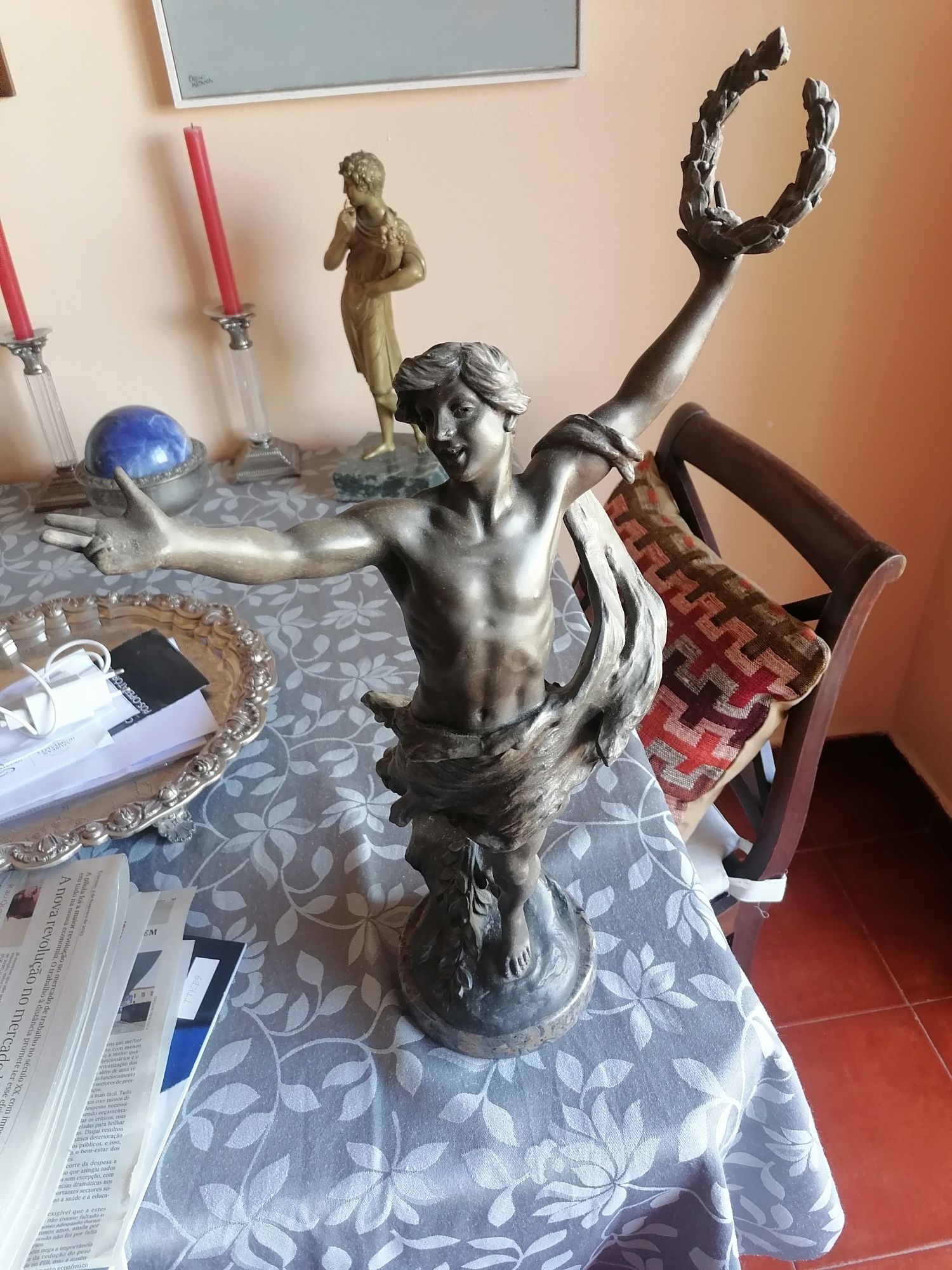 Estatueta em Zinco, com base mármore.