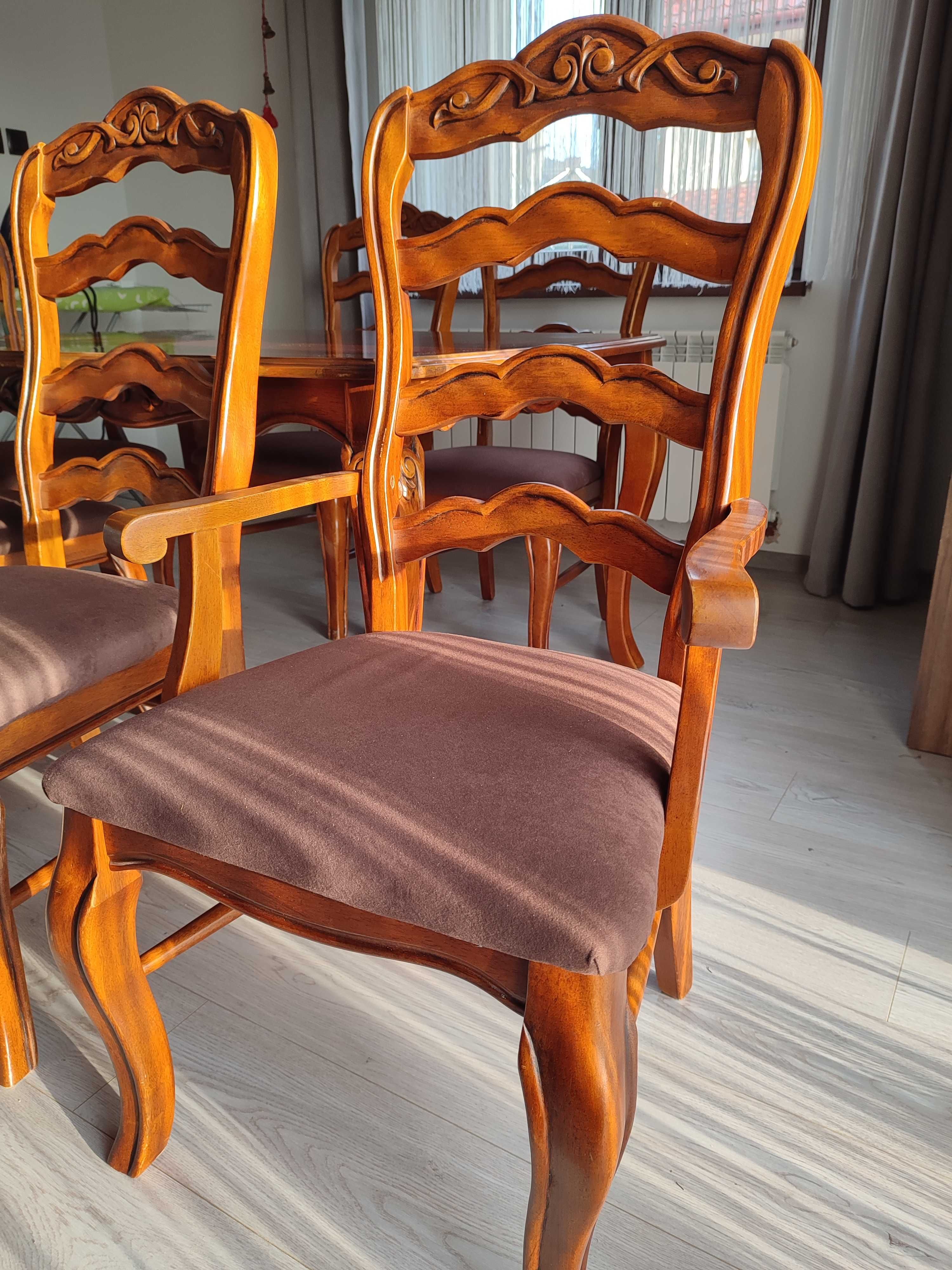 Stół + krzesła + fotele. Lite drewno, ładne zdobienia.