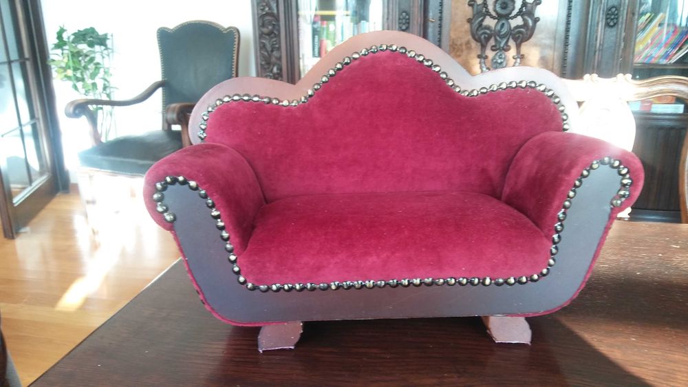 Sofa Biedermeier dla lalek.
