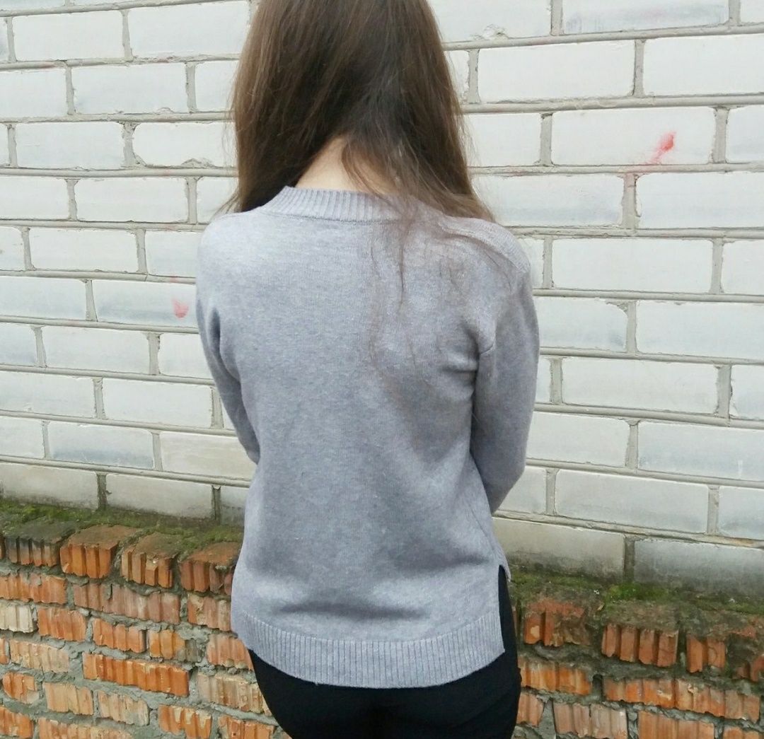 Красивая кофточка свитер вышивка цветы серый для девочек разм до 46
