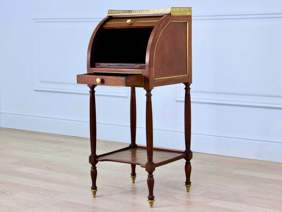 Антикварний столик, підставка, тумбочка