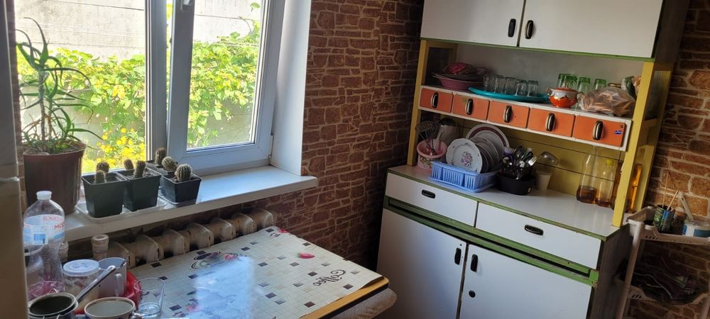 Задається кімната в приватному будинку для дівчаток.