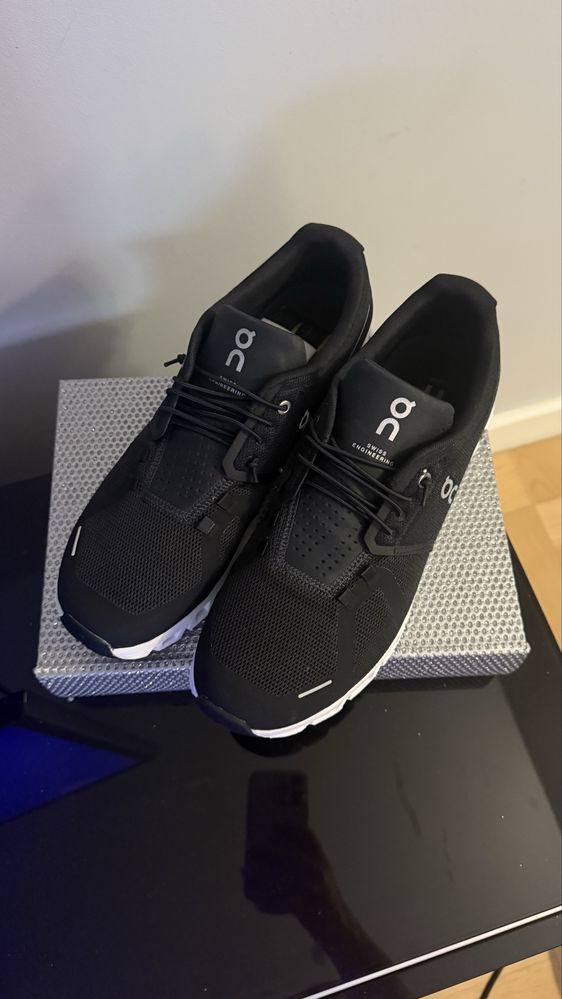 On running - cloud 5 czarno - biale buty sportowe