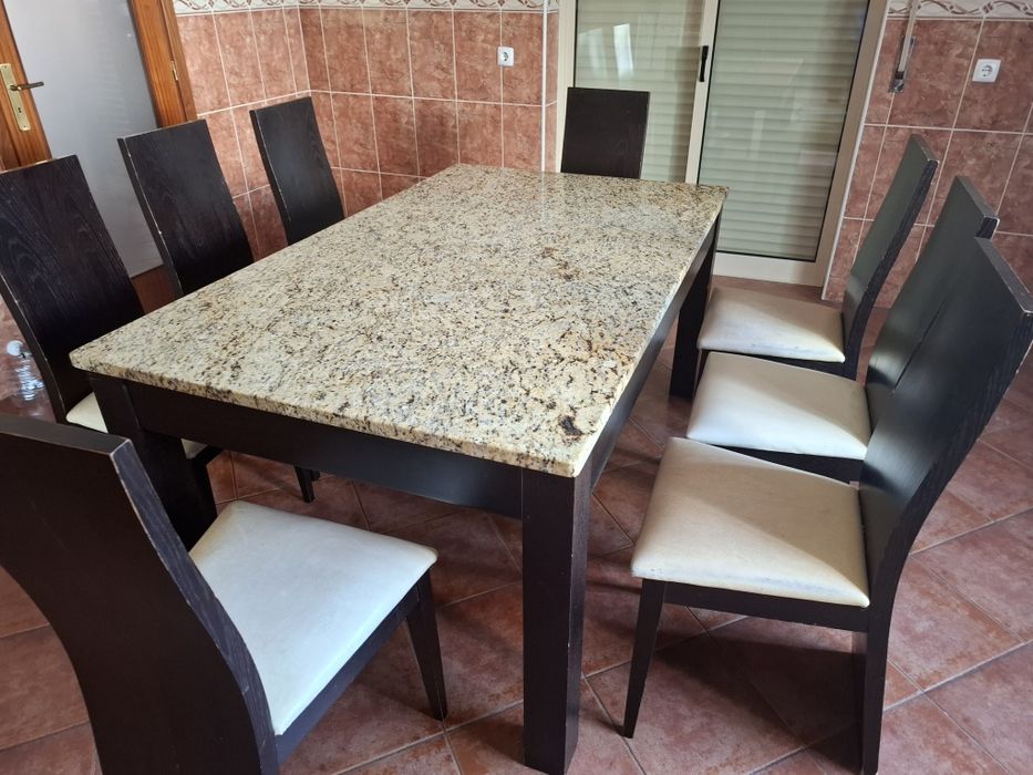Mesa de jantar com cadeiras