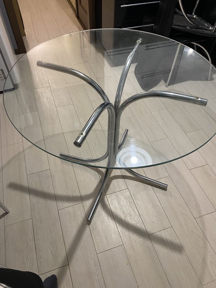 Круглий скляний стіл