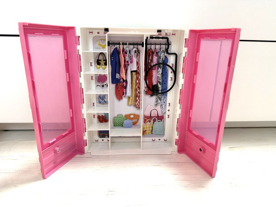 Меблі для Барбі. Оригінальний шкаф.