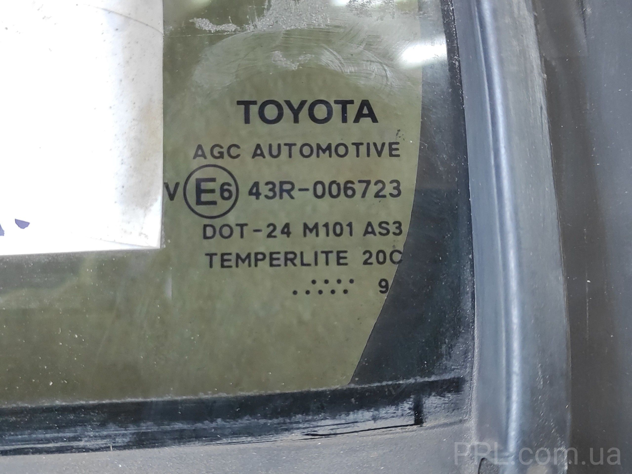 Toyota Yaris II 2006-2011 стекло двери уголок задний левый