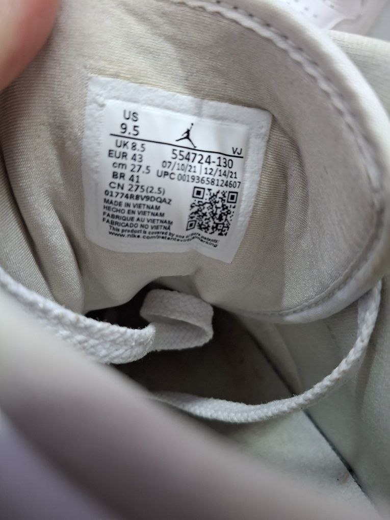 Кроссовки Air Jordan 1 Mid Triple White 2.0
ОРИГИНАЛ 
Отлично подходят