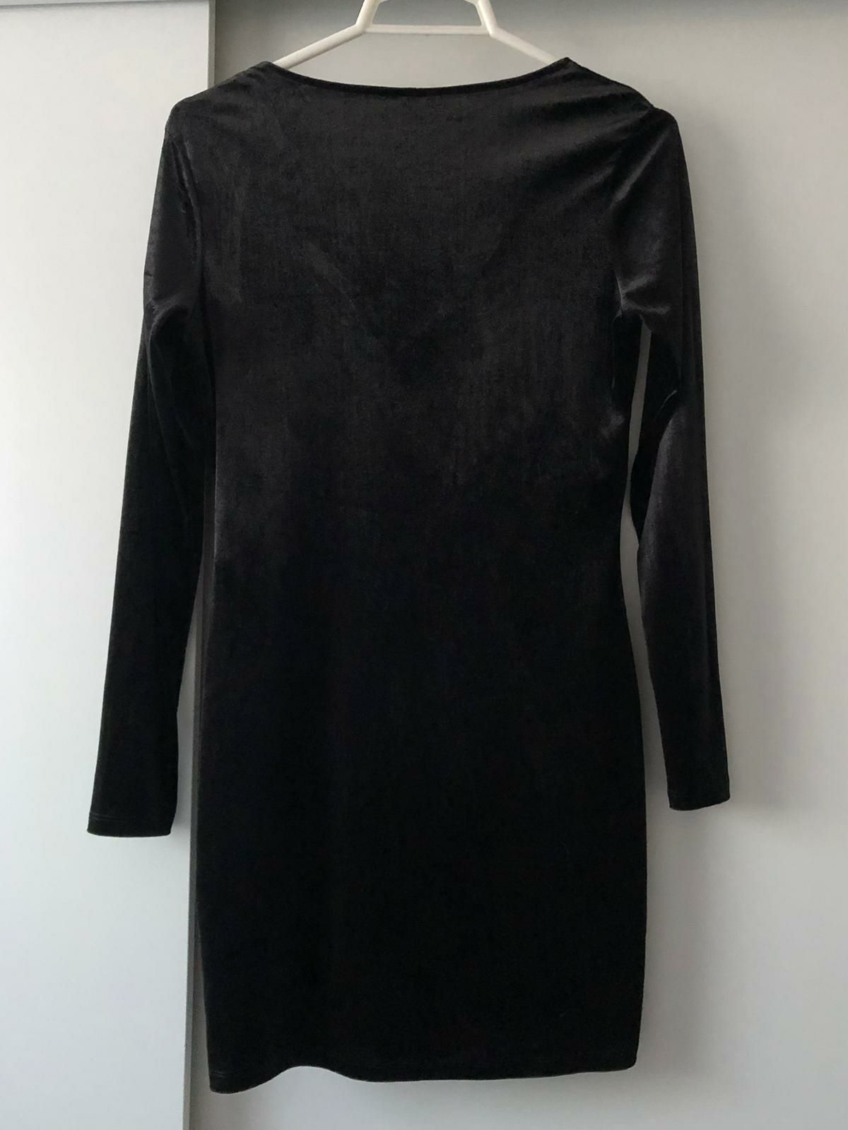 Sukienka welurowa czarna H&M Divided XL/42 z dekoltem w serek
