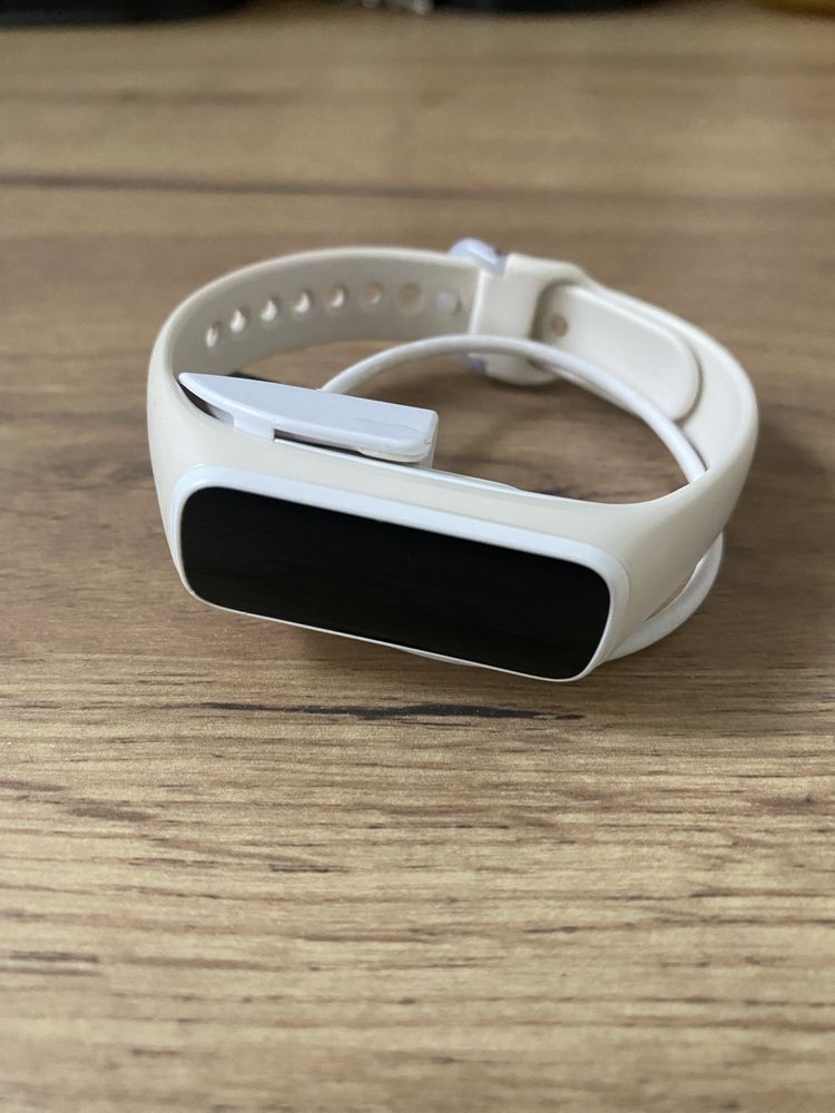 Smartband Samsung Galaxy Fit-e SM-R375 biała z ładowarką