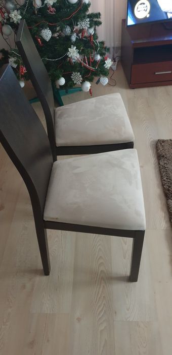 Dwa drewniane krzesła