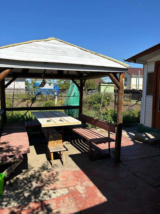 Біля будинку затишна бесідка, де  можна смажити шашлик .Лезнево.