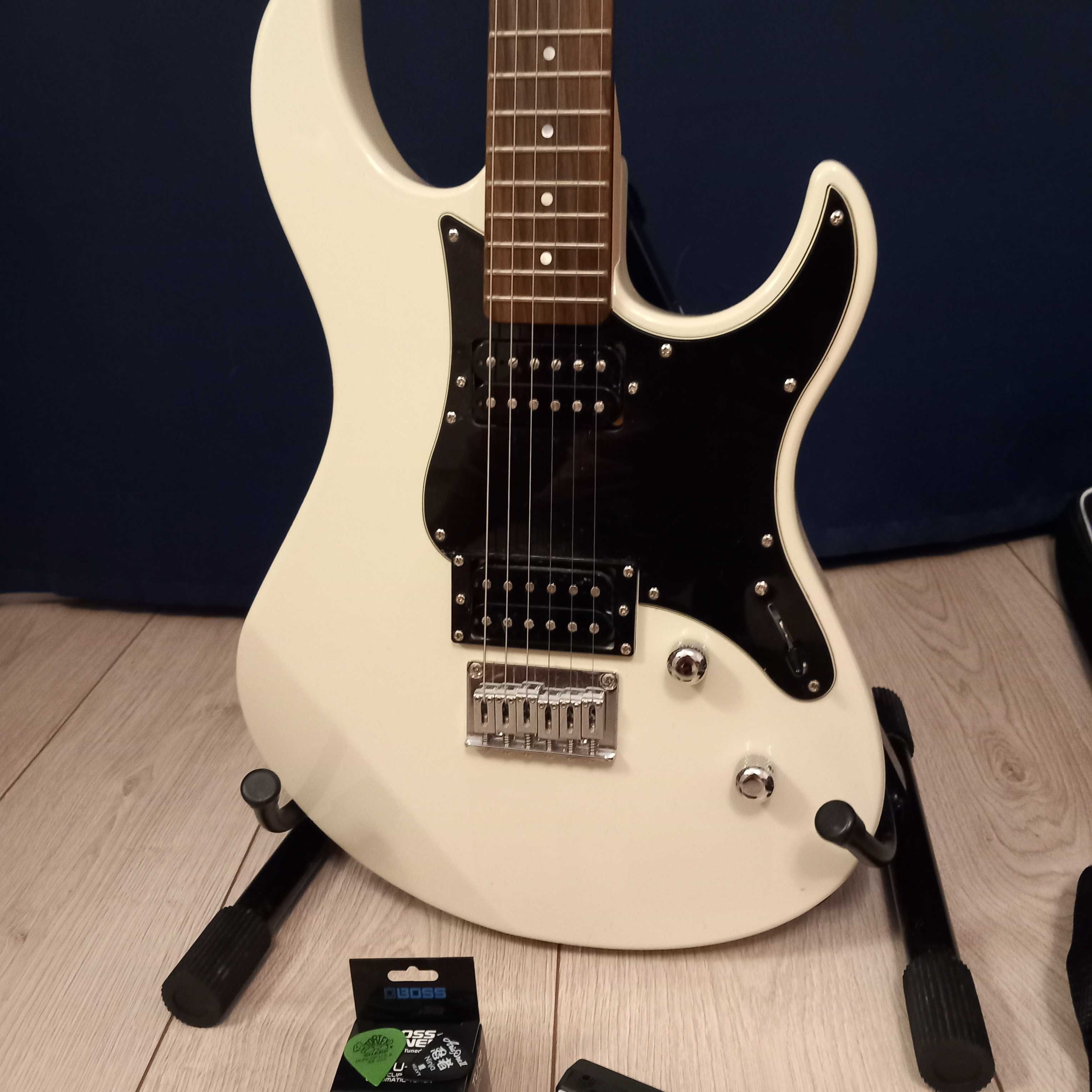 Yamaha Pacifica 120H plus akcesoria