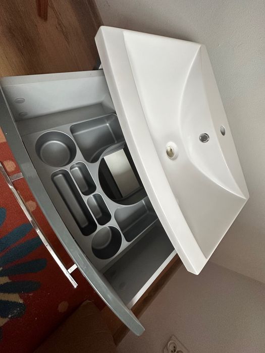 Wisząca szafka do łazienki